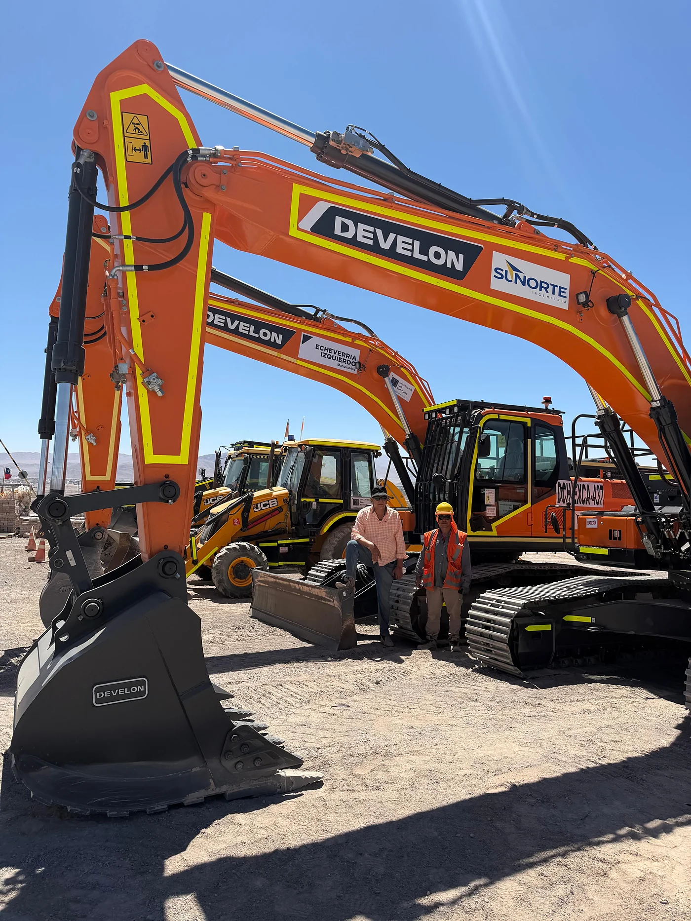 Equipo Sunorte junto a su flota de excavadoras