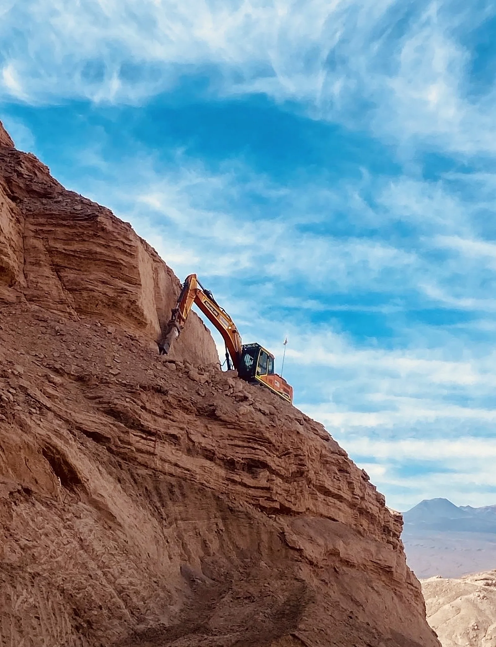 Excavadora de Sunorte trabajando en ladera